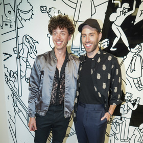 Herecký pár Jan Cina a Petr Vančura zvolili poměrně neformální oblečení. Jan zazářil díky stříbrnému bomberu.