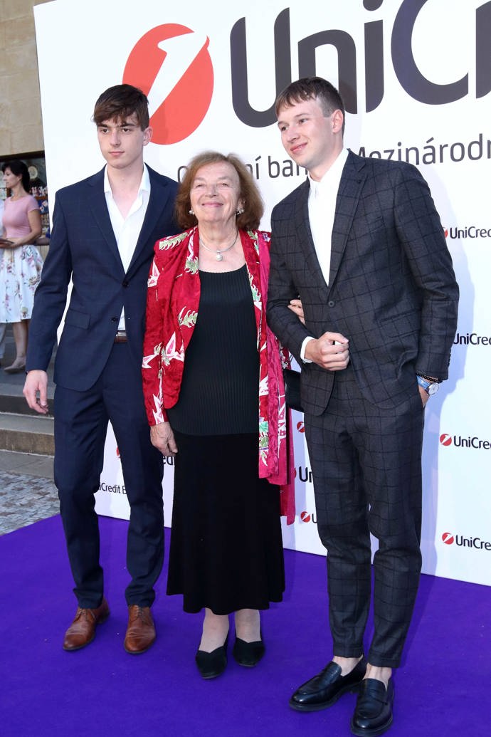 Livia Klausová miluje temnější odstíny červené a bordó. Sako se vzory oblékla přes pouzdrové černé šaty loni ve Varech.