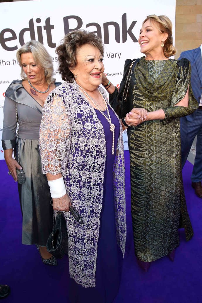 Jiřina Bohdalová patřila k nejstarším hostům festivalu. Hned při dvou příležitostech jsme ji zastihli v této fialkové róbě od Osmanyho Laffity. Usměvavé herečce to v ní nesmírně slušelo. Také paní Dagmar byla jako vždy elegantní, tentokrát v orientálně vzorovaných šatech od Beaty Rajské.