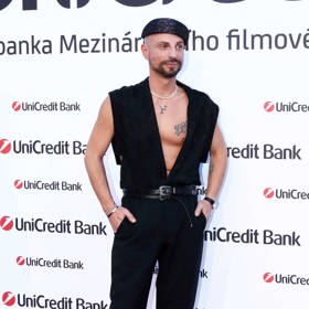 Stylista Filip Vaněk patří ve svém oboru k uznávaným odborníkům, a tak ví, čím zaujme (a neurazí). Tento model by na sebe ale asi většina mužů nevzala. 