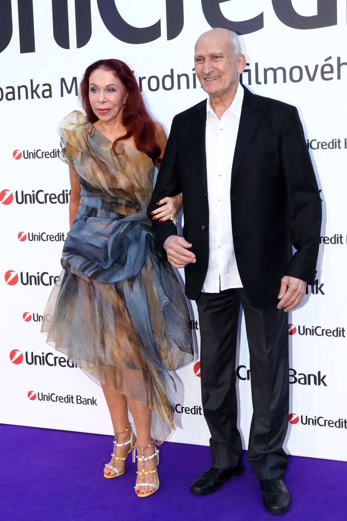 Naprosto úchvatná byla ve Varech Blanka Matragi (69). Na Unicredit párty dorazila v šatech podle vlastního návrhu. A vedle manžela Makrama jí to neskutečně slušelo!