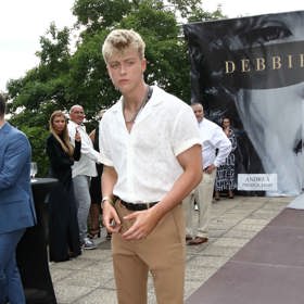 Takhle zapózoval i bez brýlí.