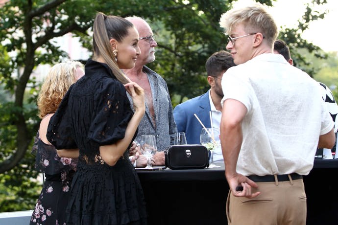 Na přehlídce Debbie Brown se Adam Mišík dal do družného rozhovoru s maminkou své lásky.