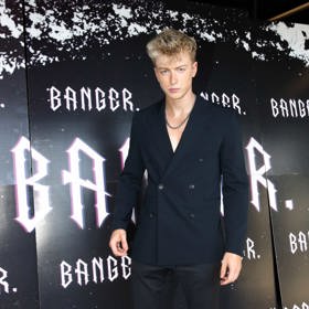 Všechny jeho outfity spojuje výrazný šperk na krku, ovšem na prezentaci filmu BANGER., ve kterém si zahrál kokainového dealera, už zvolil černý oblek.