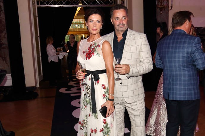 Takto to Martinu Dejdarovi a jeho ženě Daniele letos slušelo na večírku v karlovarském hotelu Imperial.