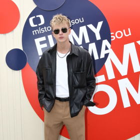 V animovaném filmu Websterovi daboval Adam Mišík emo pavoučka. Na uvedení ve Varech oblékl podobnou kombinaci jako na přehlídku, jen košili vyměnil za bílé triko, přidal koženou bundu, sluneční brýle a co mu zůstalo, byl výrazný řetěz na krku.