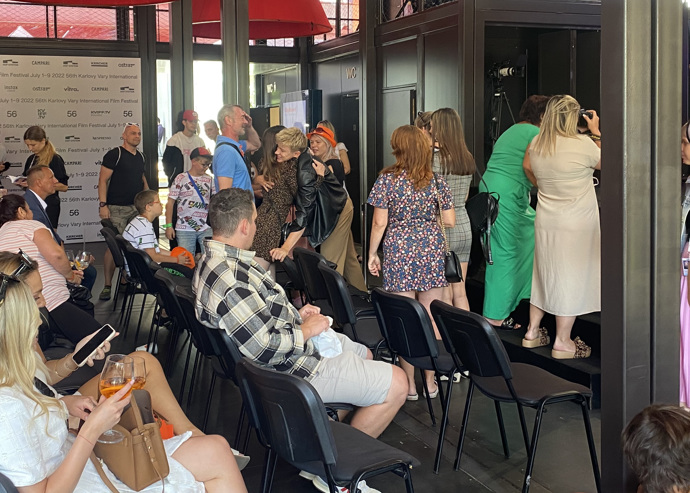 Martina Zábranská se mezi známými českými tvářemi rozhodně nežinýruje. Přátelsky se ve Varech objímala například se zpěvákem a hercem Adamem Mišíkem.