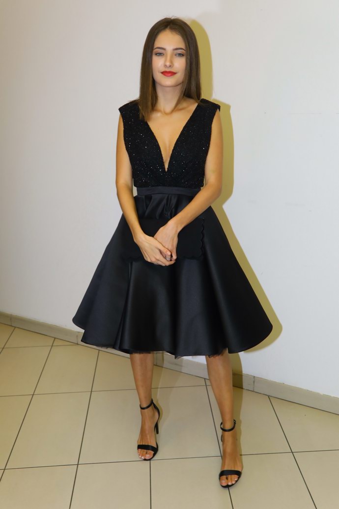 Trochu holčičí, trochu svůdné. Takové šaty oblékla Sara Sandeva na premiéru filmu Čertoviny.