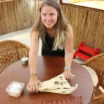 Na vlastní kůži si můžete také vyzkoušet, jak ostré zuby krokodýl má - poslouží vám k tomu jejich lebka.