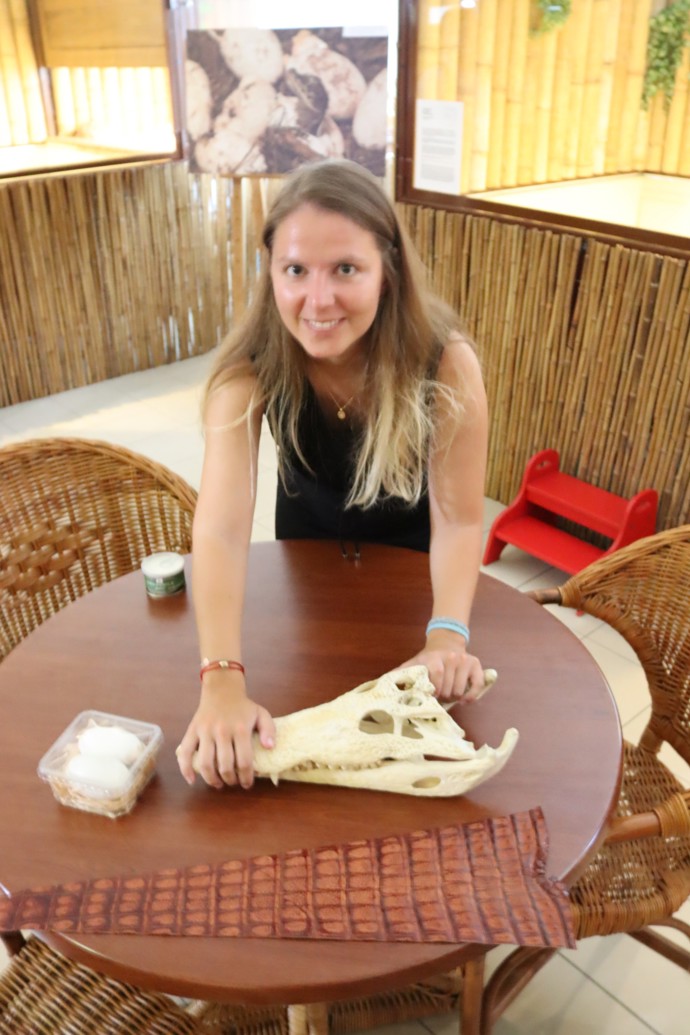 Na vlastní kůži si můžete také vyzkoušet, jak ostré zuby krokodýl má - poslouží vám k tomu jejich lebka.