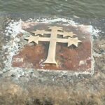 Místo této události označuje arcibiskupský kříž.