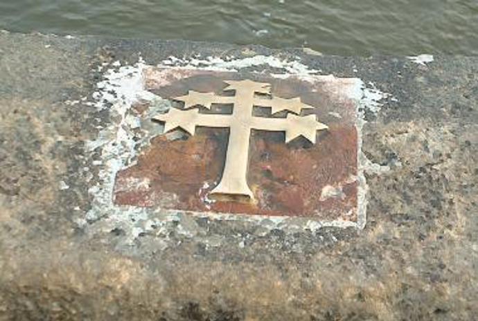 Místo této události označuje arcibiskupský kříž.