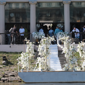 Molo, kde probíhal obřad, bylo honosně zdobené květinami.