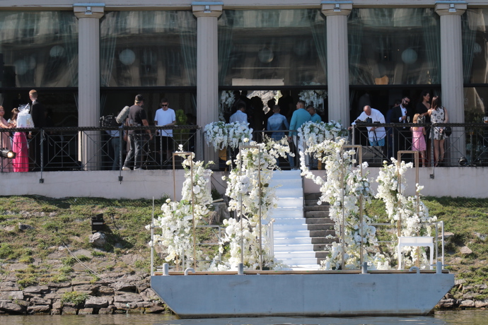 Molo, kde probíhal obřad, bylo honosně zdobené květinami. 