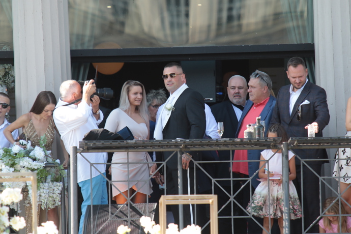 Ženich čekající na obřad. 