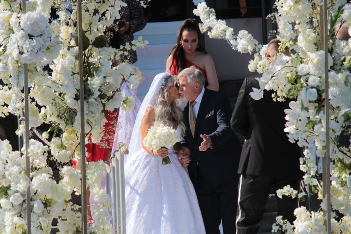 K oltáři dovedl Lelu tatínek. 