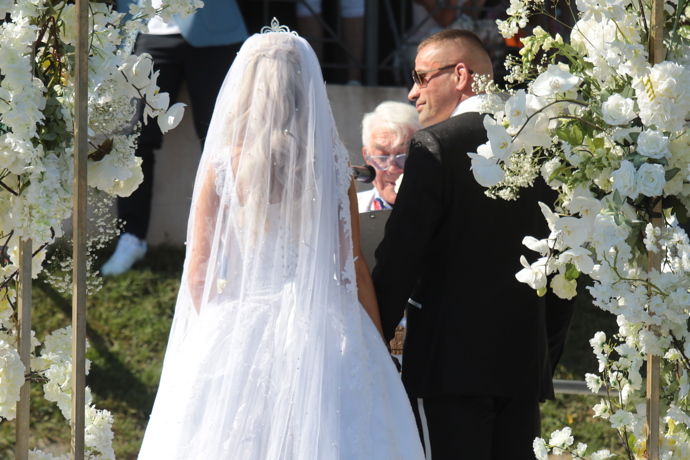 Šaty nevěsty měly podle slov ženicha vyjít až na čtvrt milionu korun. 