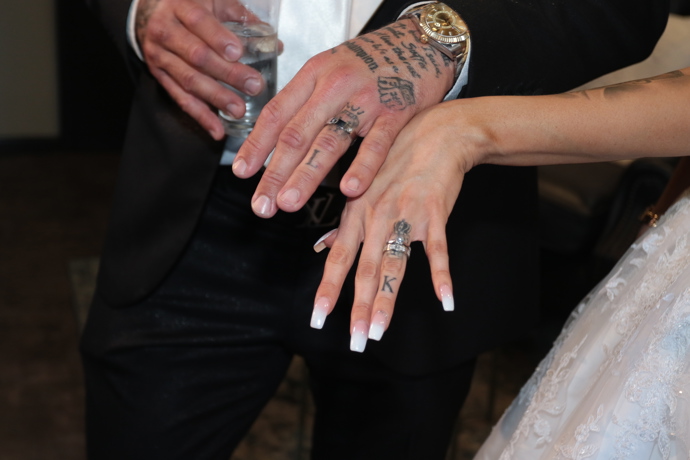 Ukázali nám i svatební prsteny. 
