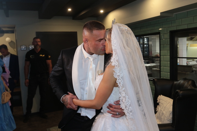 Polibky nebraly konce. 