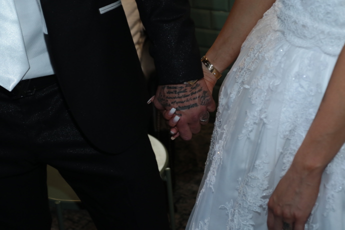 Novomanželé se jeden druhého už nepustí. 