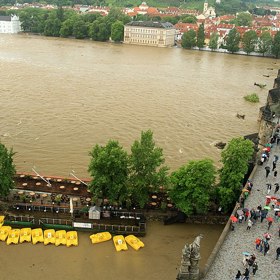 Ani v roce 2013 se Karlovu mostu nevyhnula povodeň.