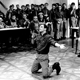 Muzikál Kdyby tisíc klarinetů vznikl podle představení Jiřího Suchého, které se hrálo v Divadle Na zábradlí. Sám Suchý se ve filmu objevil i se svým kolegou Jiřím Šlitrem.