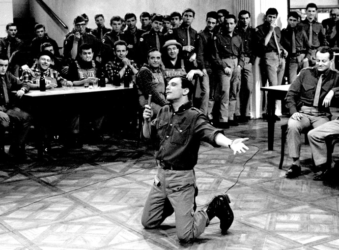 Muzikál Kdyby tisíc klarinetů vznikl podle představení Jiřího Suchého, které se hrálo v Divadle Na zábradlí. Sám Suchý se ve filmu objevil i se svým kolegou Jiřím Šlitrem.