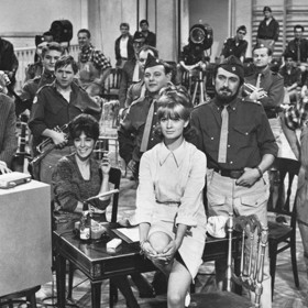 Muzikál Kdyby tisíc klarinetů vychází z jednoduchého nápadu - co se stane, když se všechny zbraně promění v hudební nástroje?