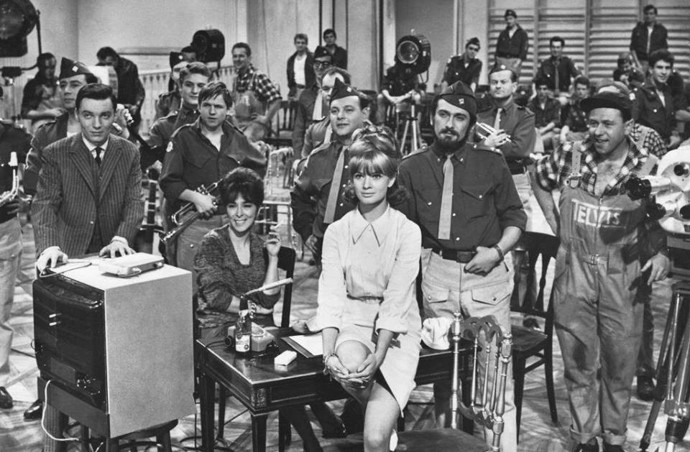 Muzikál Kdyby tisíc klarinetů vychází z jednoduchého nápadu - co se stane, když se všechny zbraně promění v hudební nástroje?