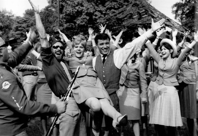 Třeba jako ta, že trio Karel Gott, Waldemar Matuška a Eva Pilarová mělo zostudit sovětskou delegaci. Přesto soudruzi Pilarové a Matuškovi na rok utlumili mimodivadelní kariéry...