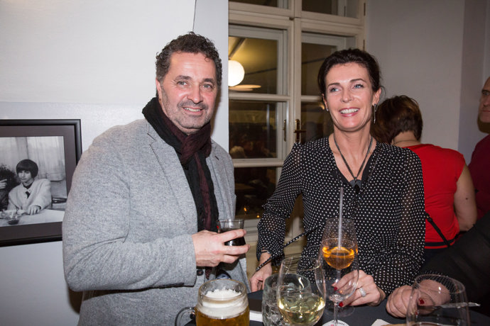 Paní Daniela se ve společnosti baví ráda, ačkoli se jí dlouhé roky v mediálním světě přezdívalo paní Colombová - žila totiž s dětmi na Floridě a v Česku byla málokdy.