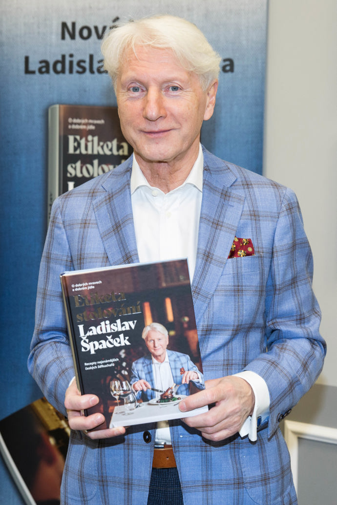 Etiketu bývalý mluvčí prezidenta Václava Havla přednáší a vydal o ní také několik knížek.