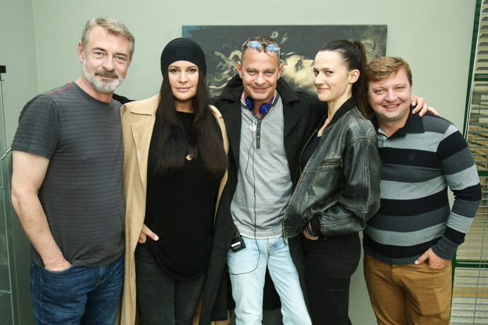 Režisér Filip Renč (uprostřed) o ní prohlásil: „Na castingu mě zaujala svojí neuvěřitelnou energií, ta akčnost z ní přímo sálala!“