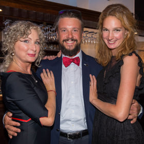 Takhle to Světlaně Nálepkové slušelo před dvěma lety na oslavě 60. narozenin. Společnost jí dělala Josefína s přítelem Ondřejem Kavanem. 