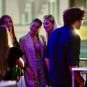 Zájem o fotografii s Monikou Bagárovou a její dcerkou byl na Vřídelní kolonádě enormní.