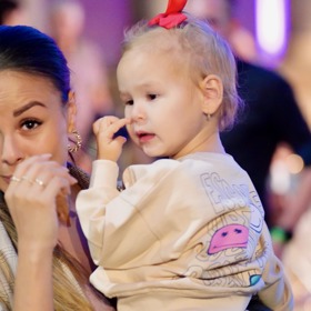 Zájem fanoušků a médií Moniku na festivalu ve Varech zřejmě zaskočil. Přesto se snažila chovat mile.