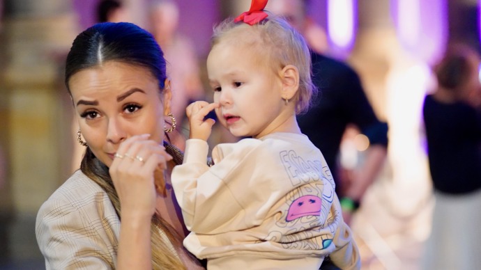 Zájem fanoušků a médií Moniku na festivalu ve Varech zřejmě zaskočil. Přesto se snažila chovat mile.