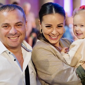 Tu hlídali její rodiče. Zpěvačka a dcerka na fotografii s Moničiným tatínkem.