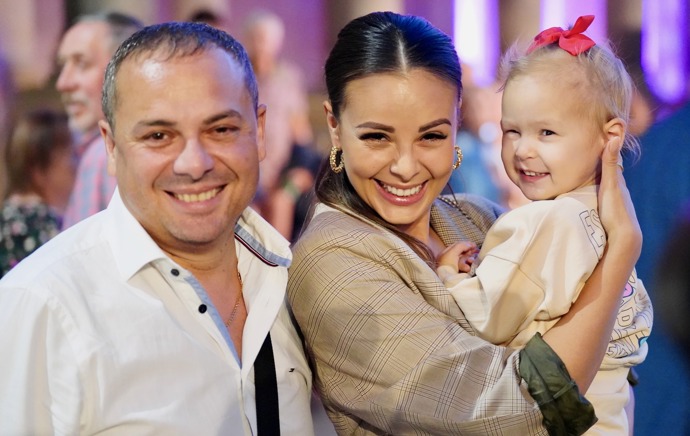 Tu hlídali její rodiče. Zpěvačka a dcerka na fotografii s Moničiným tatínkem.