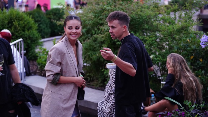 Dobře se bavila například se zpěvákem Petrem Lexou ze skupiny Slza.