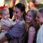 Dokonce se vyfotila s fanynkami na kolonádě.