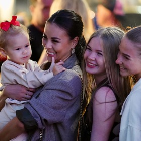 Dokonce se vyfotila s fanynkami na kolonádě.