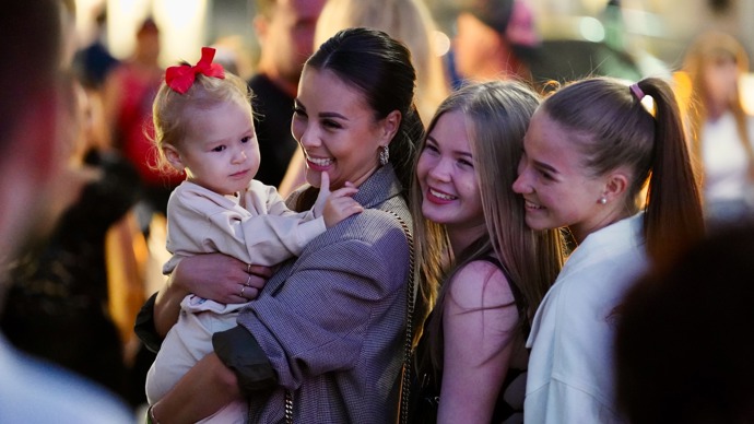 Dokonce se vyfotila s fanynkami na kolonádě.