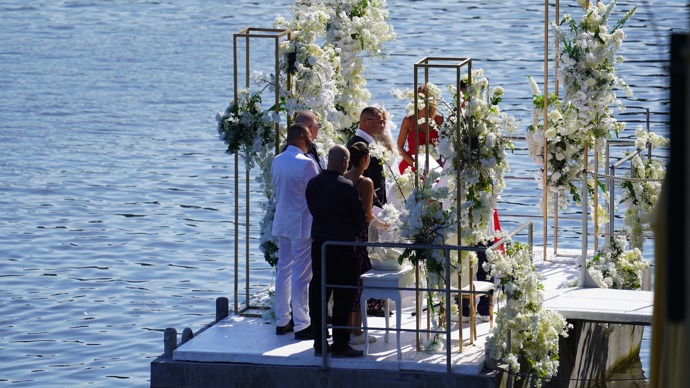 Na obřad viděli jak hosté, tak i kolemjdoucí. 