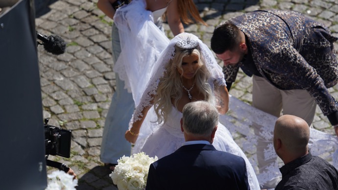 Všimněte si dlouhého závoje a krásné tiáry. 