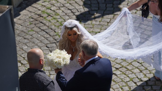 Lela se svým tatínkem, který jí drží kytici růží. 