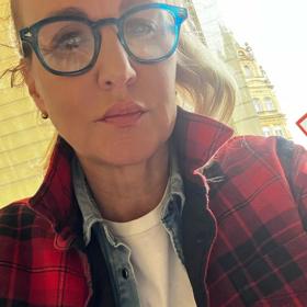 Jenže to nepomohlo a měla by nosit brýle. S těmi má ale vážný problém: vadí jí na obličeji.