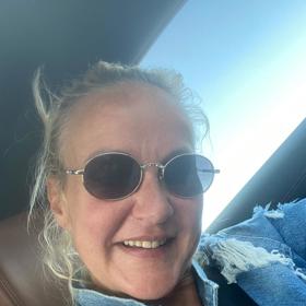 A tak je pořád někde nechává. V kabelce se jí většinou poškrábou, na hlavě zase zamastí. Nepomohl ani lorňon, protože na krku čelí brýle věčně umaštěnému Pepíčkovi.