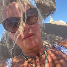 Vendula Pizingerová tak bojuje dál. Největší problém má v obchodě se čtením popisků zboží nebo v restauraci, když nevidí na menu. A jednou si na obličej omylem nanesla deodorant ve spreji.