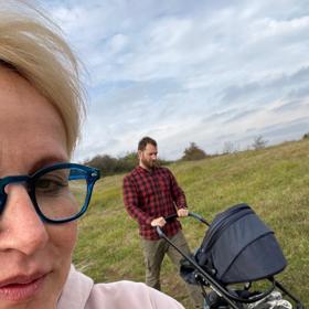 Manžel Josef ji neustále nabádá, aby brýle nosila. Zatím neúspěšně.